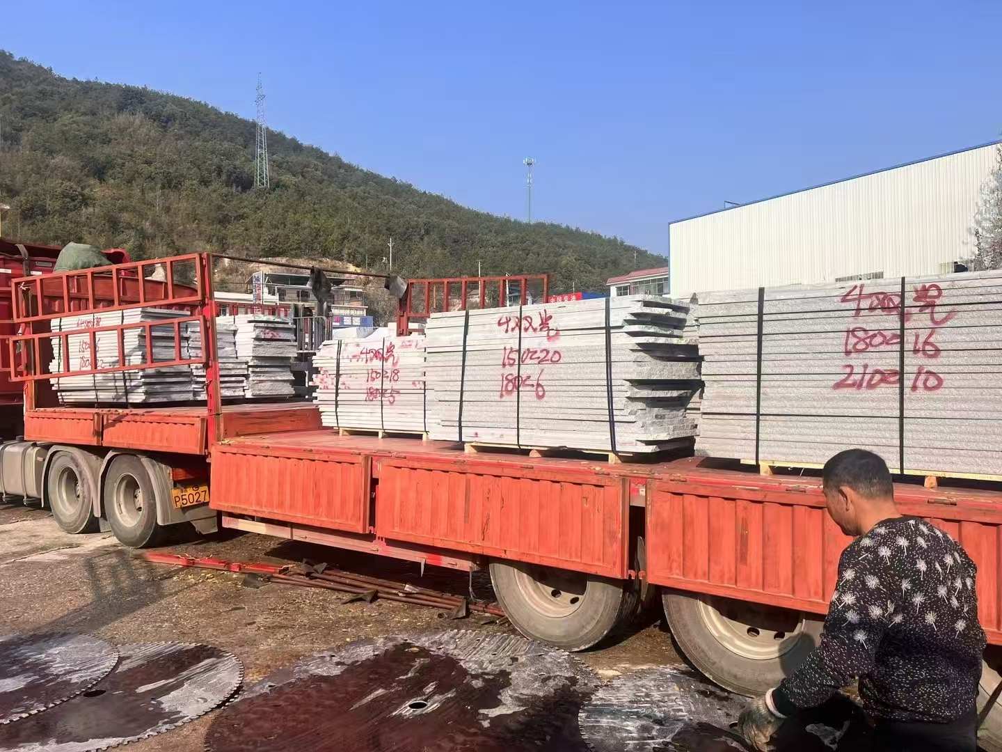 河源 芝麻灰花岗岩光面毛板出货日常