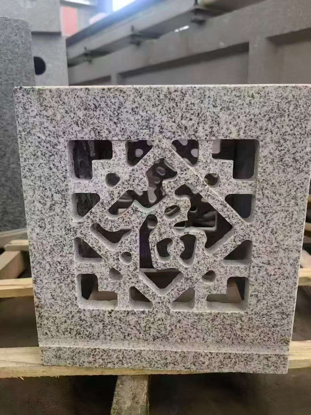 河源 芝麻白花岗岩镂空雕花灯笼